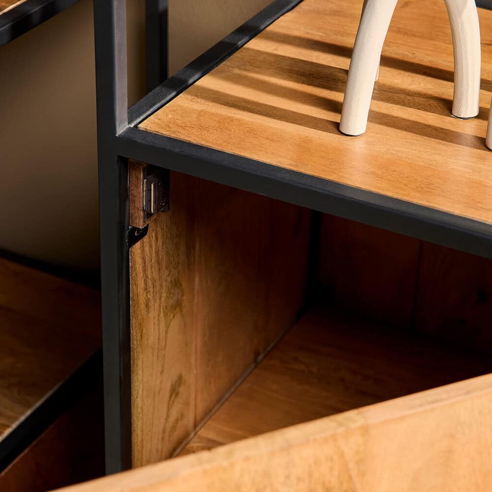 Massief eiken houten meubel met metalen frame, modern design en hoogwaardige afwerking Mokana Meubelen.