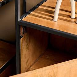 Natuurlijke houtkisten en metalen frame in een moderne Mokana meubelstuk.