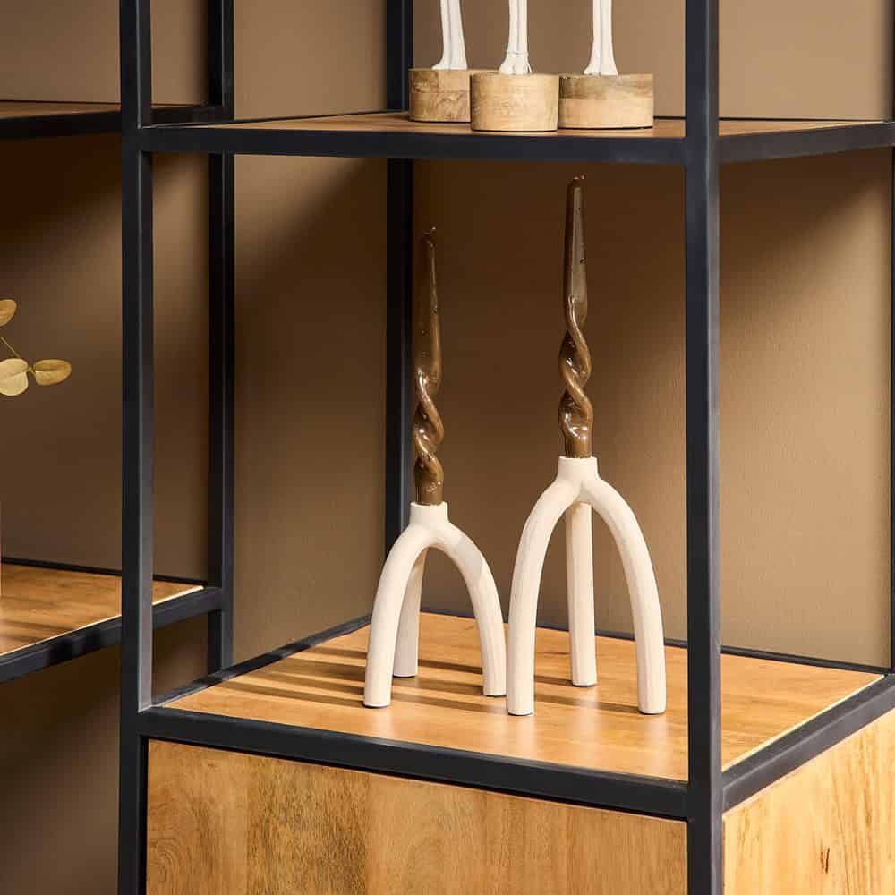 Moderne zwarte metalen boekenplank met houten planken en decoratieve houten en glasaccessoires, elegante en functionele meubelstijl voor een stijlvol interieur.