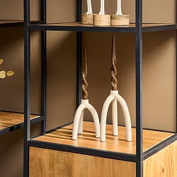 Moderne zwarte metalen boekenplank met houten planken en decoratieve houten en glasaccessoires, elegante en functionele meubelstijl voor een stijlvol interieur.