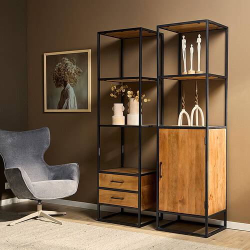 Elegante herenhuis boekenkast met zwart metalen frame en warm houten planken en laden, perfect voor stijlvolle woon- en kantoorinterieurs.