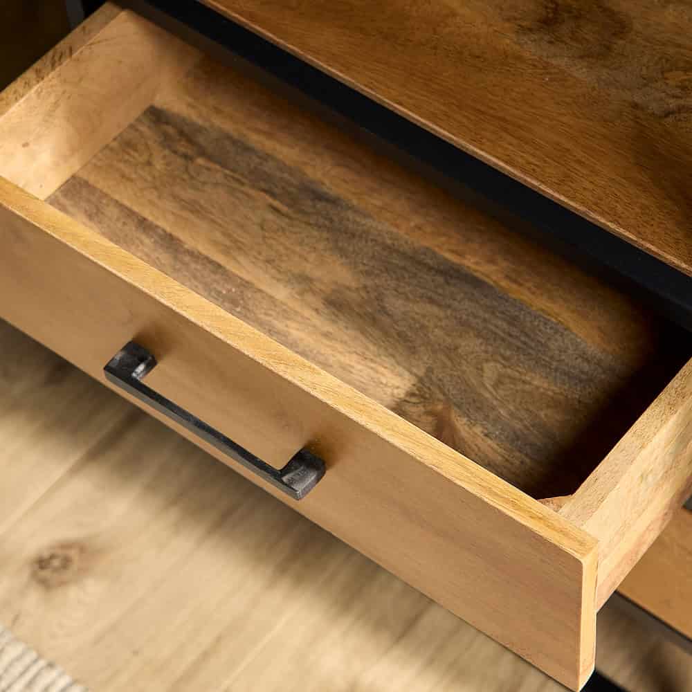 Robuuste houten lade met metalen handgreep, passend bij Mokana meubelen voor een stijlvolle en functionele leefruimte.