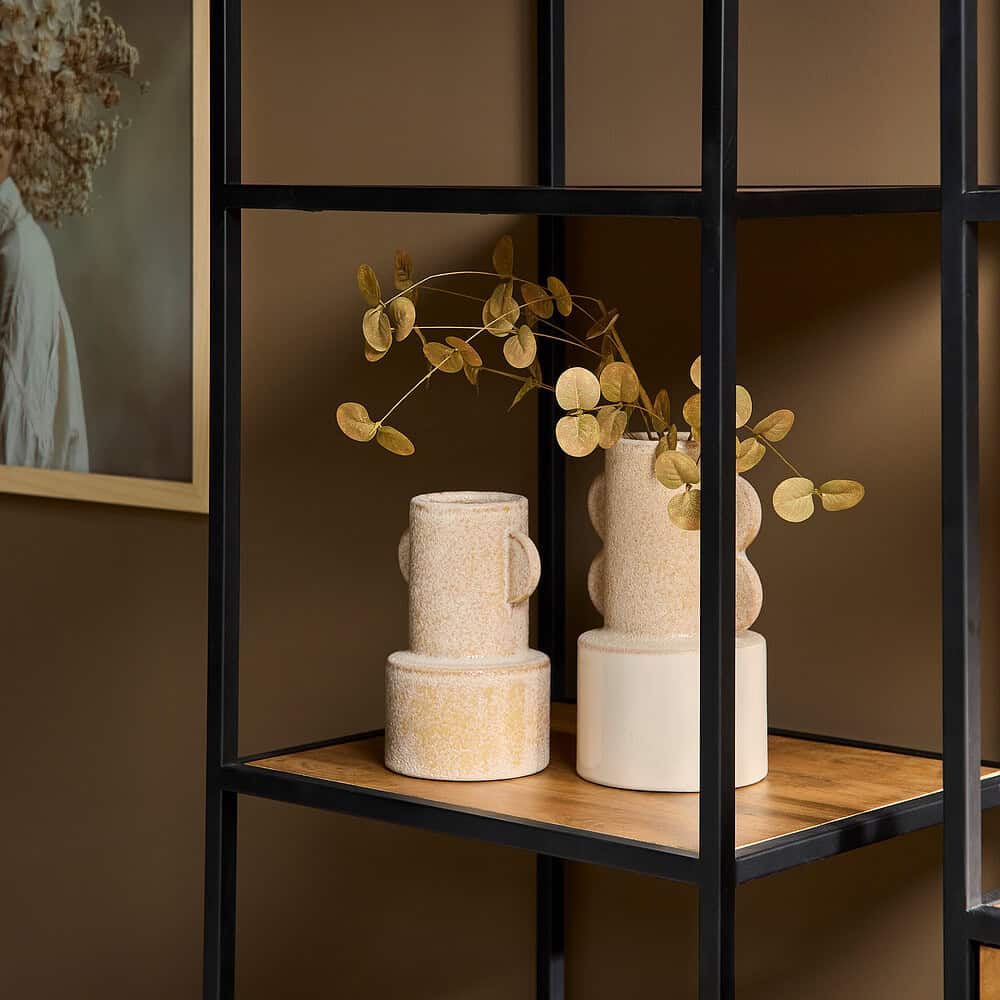 Elegante decoratieve vazen op een zwart metalen open kast met natuurlijke houten planken, perfect voor modern interieur en stijlvolle woonkamer of eetkamer inrichting.