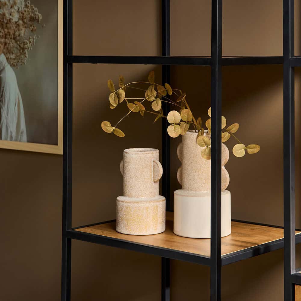 Stijlvolle keramische vazen en decoratieve accessoires op een zwart metalen en houten boekenkast, sfeeridee voor modern interieur met keramiek en botanisch decor.