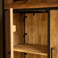 Modern houten kast met zwarte metalen details, perfecte opbergruimte voor een industrieel interieur. Elegante combinatie van natuurlijk hout en zwart metalen frame voor een stijlvolle uitstraling.