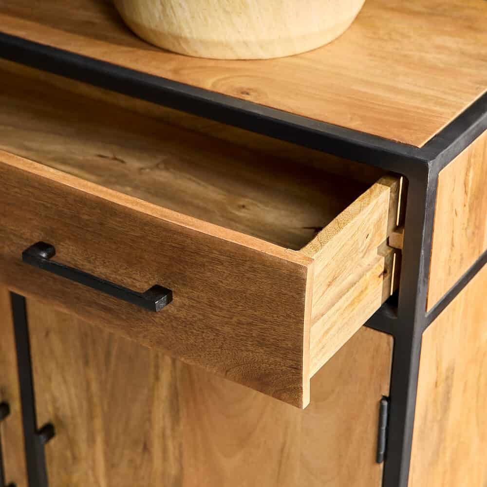Robuuste houten ladekast met zwarte metalen frame, vakmanschap en natuurlijke uitstraling, perfect voor stijlvolle interieurdecoratie en functioneel opbergruimte.