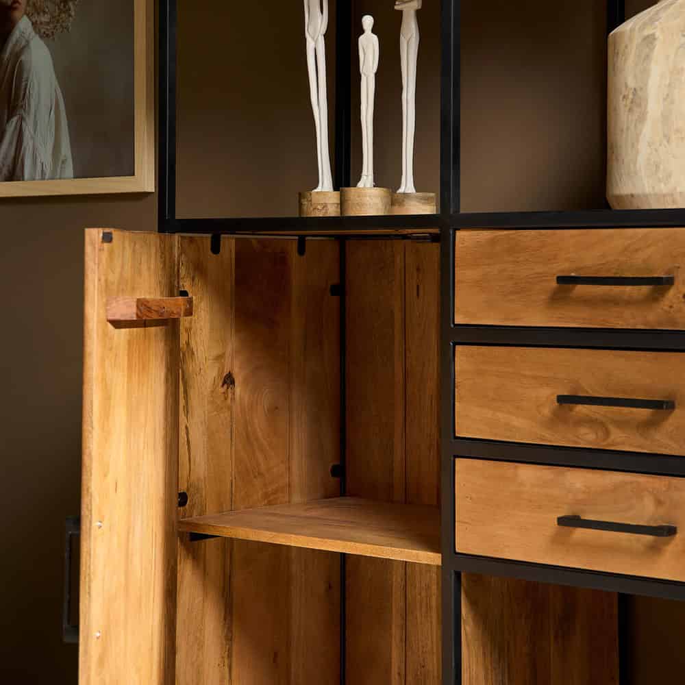 Grote houten kast met meerdere laden en open vakken, perfect voor moderne interieurs, gemaakt door Mokana Meubelen, kombineert natuurlijke materialen met strakke zwarte details.