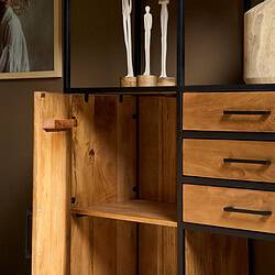 Natuurlijke houten meubels met zwart metalen accenten van Mokana Meubelen, perfect voor een warme en moderne interieurstijl.