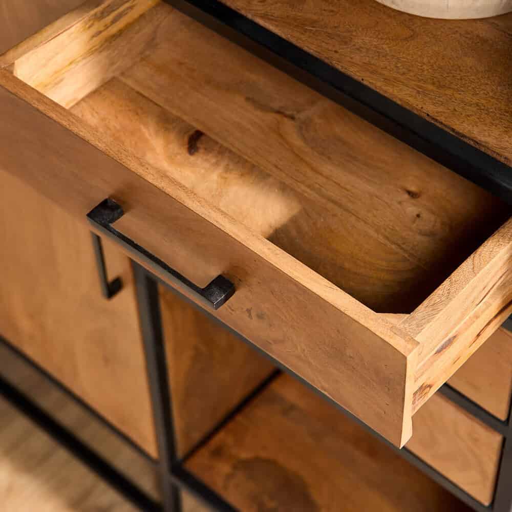 Rustieke houten lade met zwart metalen handgrepen, onderdeel van Mokana meubelen collectie.