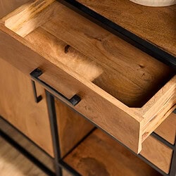 Rustieke houten lade met zwart metalen handgrepen, onderdeel van Mokana meubelen collectie.