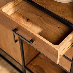 Robuuste houten ladekast met zwarte metalen handgrepen, handgemaakt van massief hout voor een moderne en natuurlijke woonkamer of kantoor inrichting.