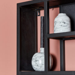 Staande marmeren vaas en decoratief object in zwart metalen frame, modern design, stijlvolle woonaccessoires van Mokana Meubelen, perfect voor in een eigentijdse interieurstijl, luxe uitstraling.