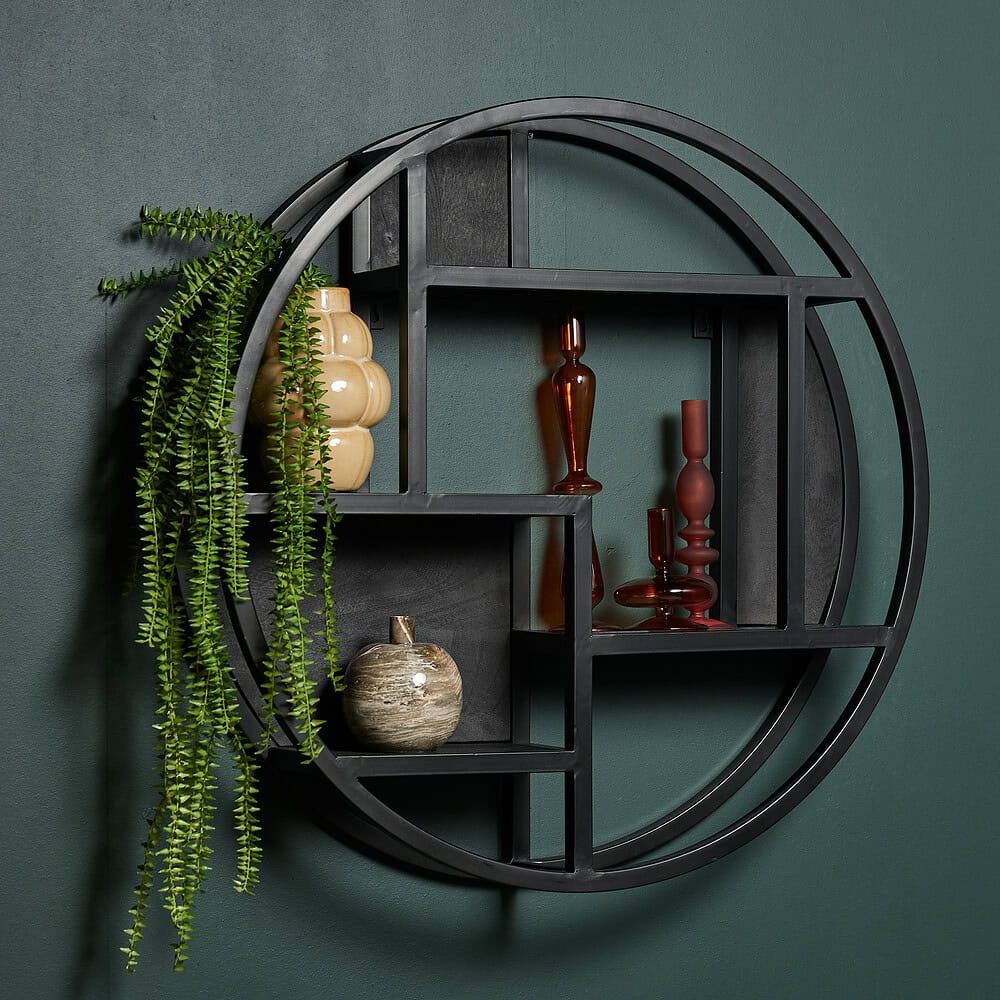 Grote muurplank muurdecoratie zwart hout met vazen en planten in groene kamer.