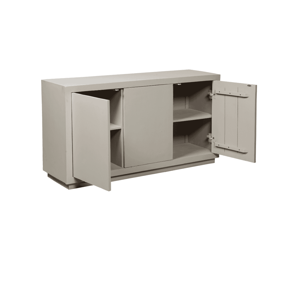 Minimalistische witte houten buffetkast met open en gesloten opbergvakken, perfect voor modern interieur en keukenopslag.