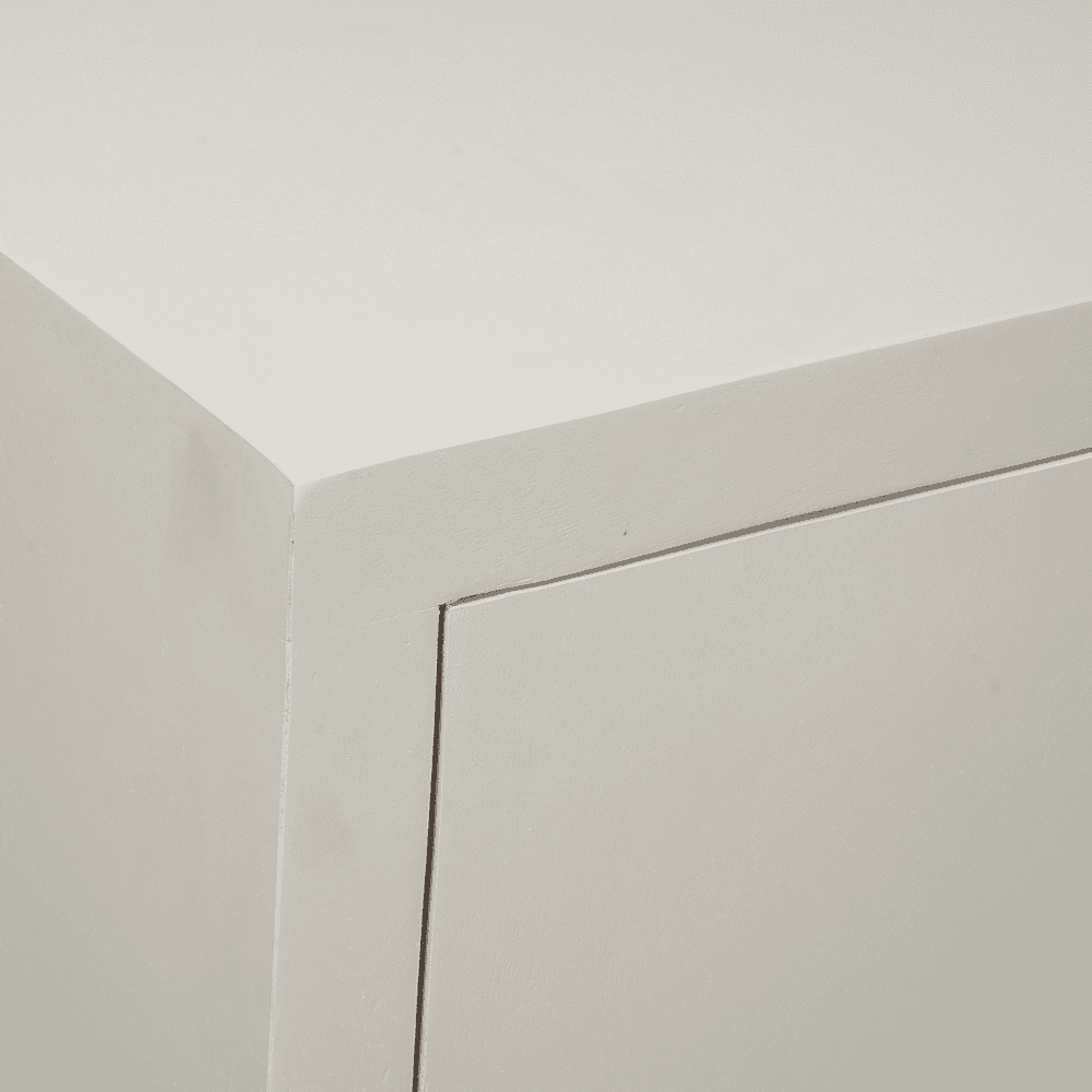 Minimalistisch wit meubel detail, moderne strakke uitstraling, houtstructuur, hoogwaardig MDF, design meubel voor eettafel of bureau, tijdloos en duurzaam.
