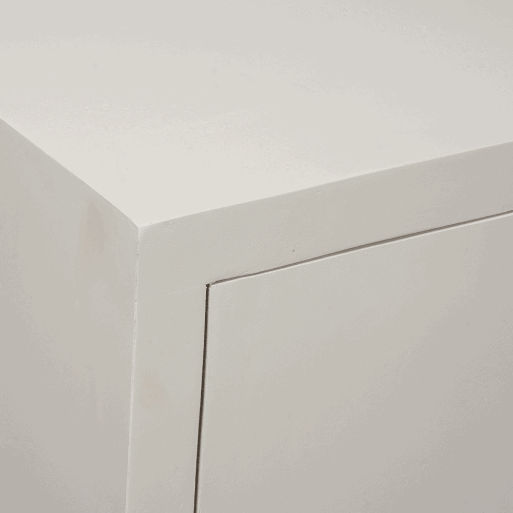 Strakke witte meubelrand close-up, modern minimalistisch meubilair ontwerp, hoogwaardige afwerking van hout en verf, Mokana Meubelen.
