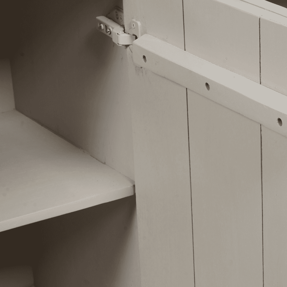 Deur scharnieren op houten kast, meubel hardware, meubel onderdelen, houten meubel detail, Mokana Meubelen, maatwerk houten kast.