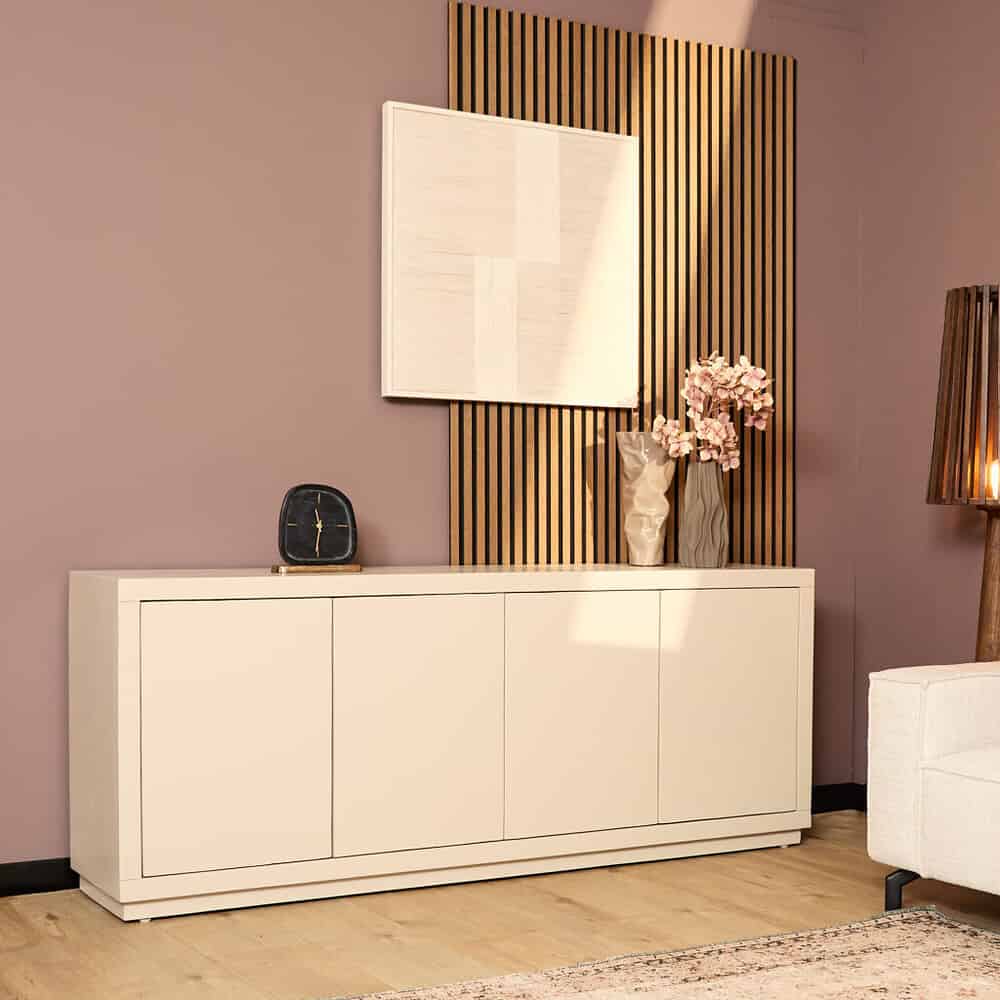 Elegante witte dressoir met opbergruimte, ideaal voor modern interieur en woonkamer.