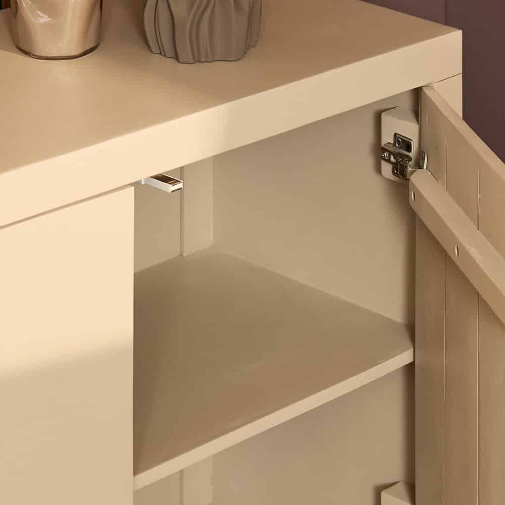 Minimalistische beige kast met open lade en soft-close scharnieren, perfect voor moderne woonkamer- of slaapkamersamenstellingen.