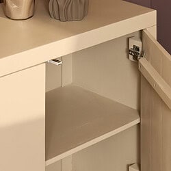 Minimalistische beige kast met open lade en soft-close scharnieren, perfect voor moderne woonkamer- of slaapkamersamenstellingen.