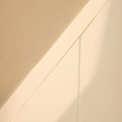 Strakke witte meubels met minimalistisch design en natuurlijke afwerking, perfect voor moderne interieurs, vervaardigd door Mokana Meubelen.