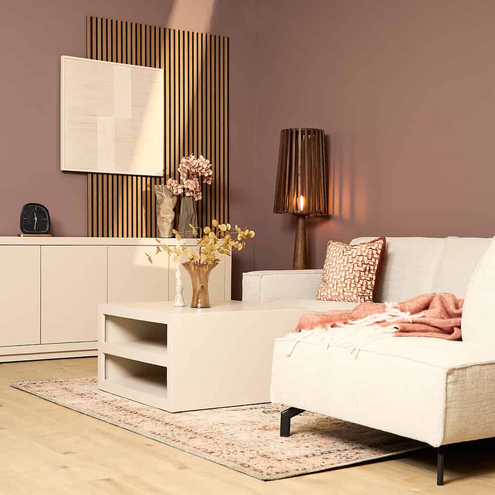 Modern zero-clearance woonkamer met beige bank, houten vloer, stijlvolle accessoires en warme verlichting, perfect voor comfort en design.
