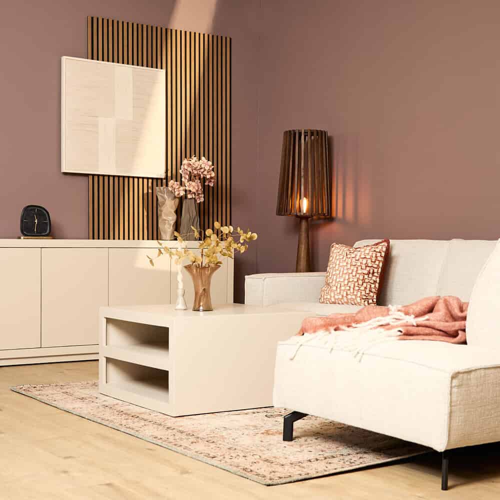 Elegant witte salontafel met open opbergruimte, perfect voor moderne woonkamers en bijpassend bij houten meubels en lichte stoffering.
