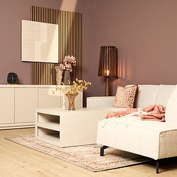 Elegant witte salontafel met open opbergruimte, perfect voor moderne woonkamers en bijpassend bij houten meubels en lichte stoffering.