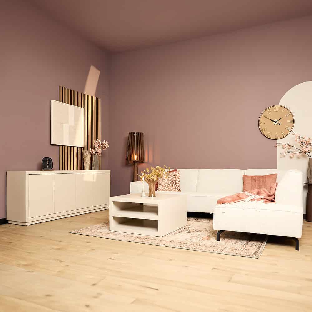 Modern woonkamer met witte bank, salontafel en houten lambrisering – stijlvolle meubels en decor voor een gezellig interieur.