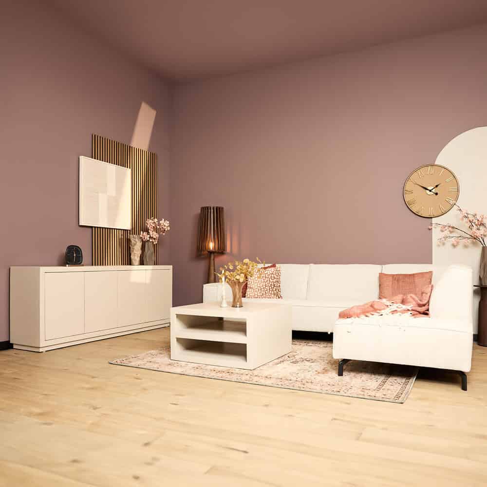 Strakke moderne woonkamer met witte bank, houten tegels, stijlvolle decoratie en landelijke elementen voor een warme sfeer.