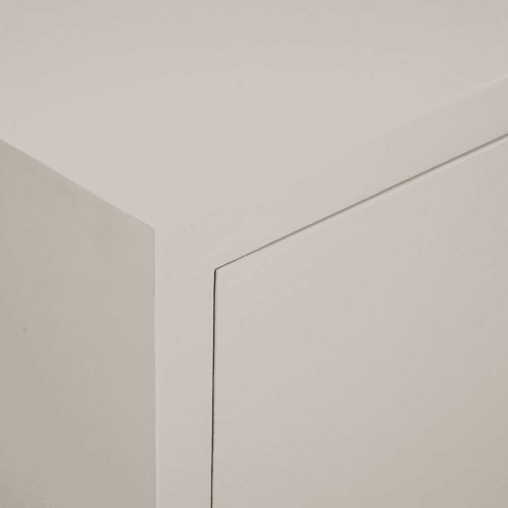 Strak wit meubel met hoekdetails, eenvoudig en modern ontwerp voor stijlvolle woonruimtes.