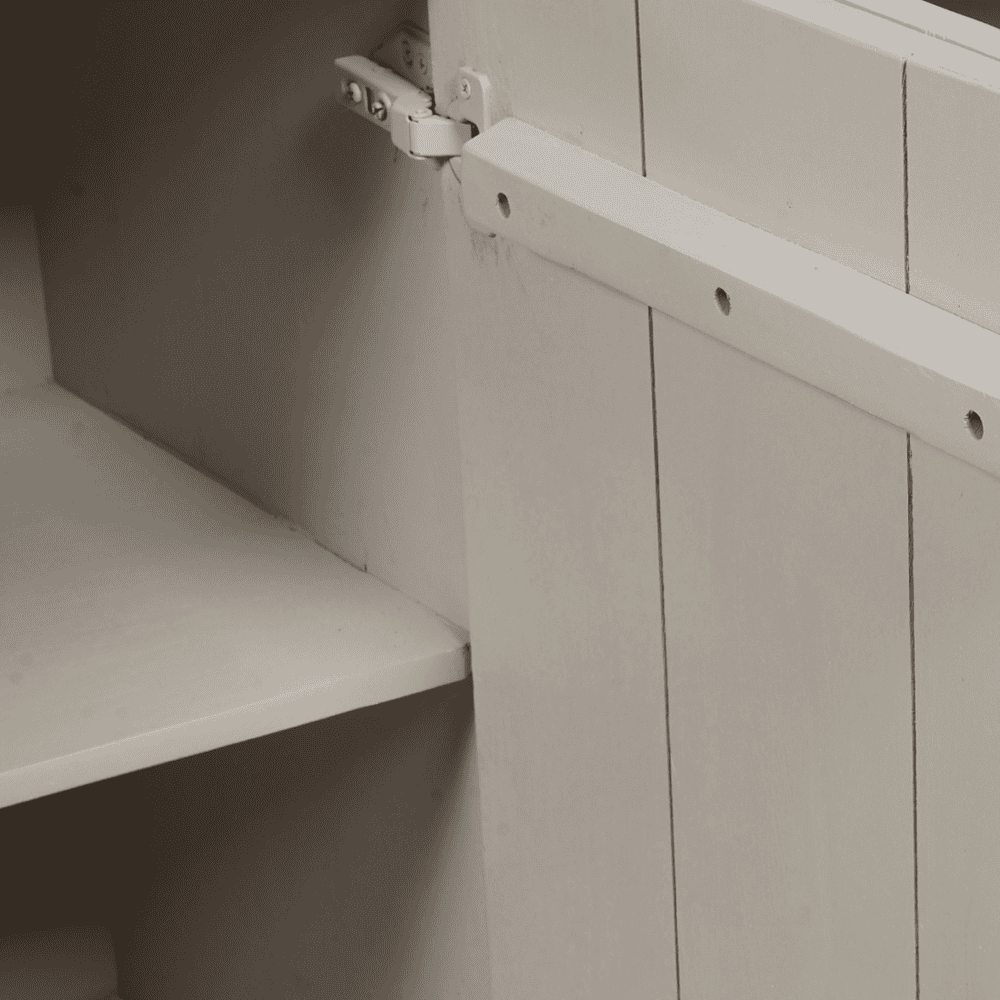 Houten meubel met sluiting en stalen scharnier, witte afwerking, sluitbare kast voor opslag, op maat gemaakt, modern en functioneel design, meubel van hoge kwaliteit, geschikt voor woonkamer of kantoor, door Mokana Meubelen.