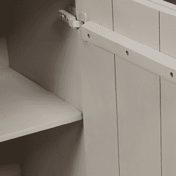 Houten meubel met sluiting en stalen scharnier, witte afwerking, sluitbare kast voor opslag, op maat gemaakt, modern en functioneel design, meubel van hoge kwaliteit, geschikt voor woonkamer of kantoor, door Mokana Meubelen.