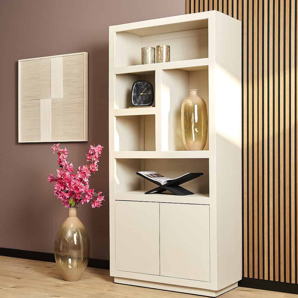 Modern houten boekenkast in witte afwerking met meerdere legplateaus en opbergruimte, perfect voor stijlvolle interieurdecoratie en opbergen.