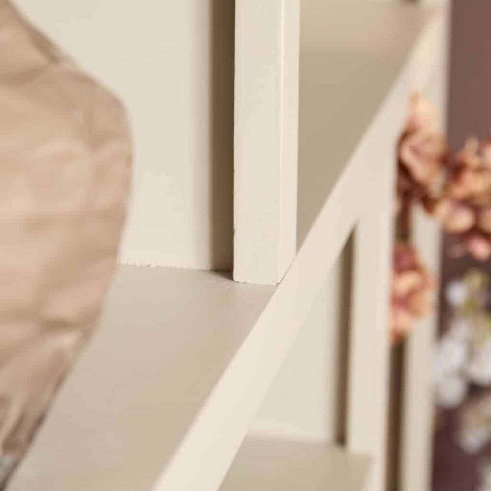 Modern houten meubel detail, witte afwerking en strakke lijnen, Mokana Meubelen, stijlvolle en functionele woonaccessoires voor elk interieur, affiniteit met ambachtelijke houtbewerking en Scandinavisch design.