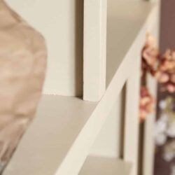 Modern houten meubel detail, witte afwerking en strakke lijnen, Mokana Meubelen, stijlvolle en functionele woonaccessoires voor elk interieur, affiniteit met ambachtelijke houtbewerking en Scandinavisch design.