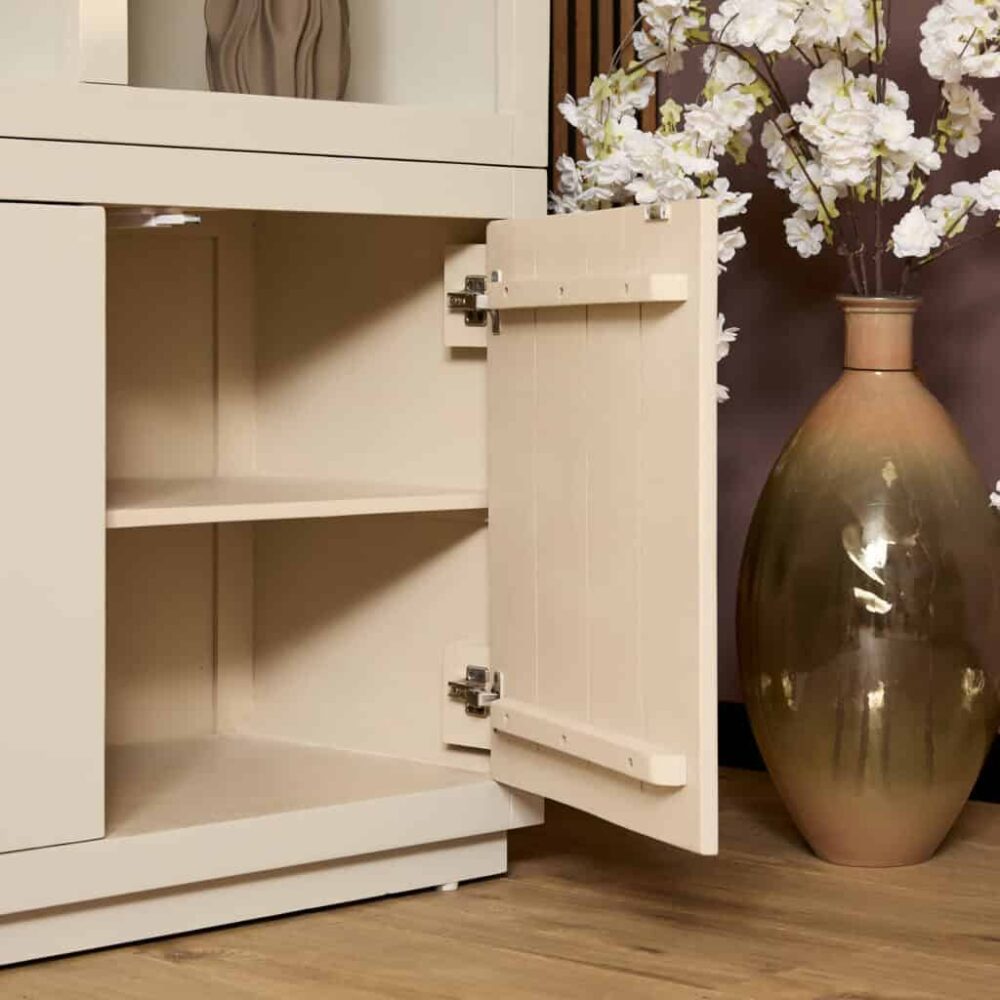 Vintage kast met open deurtje, perfect voor opbergoplossingen in huis, gemaakt van hoogwaardige materialen, stijlvol en functioneel, van Mokana Meubelen.