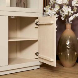 Rustieke houten kast met open plank en deur, perfect voor opbergmeubels in modern interieur.