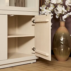 Hoogwaardige geschilderde houten kast met open deur en interieur planken, perfect voor opbergruimte in huis.