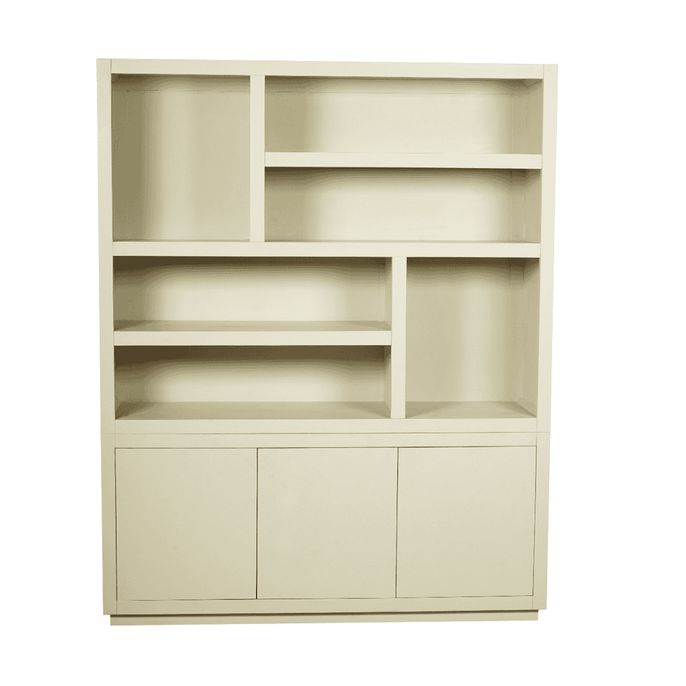 Moderne witte houten boekenkast met meerdere open standaard en gesloten opbergvakken, perfect voor woonkamer of kantoor, handgemaakt, duurzaam timber, Mokana Meubelen.