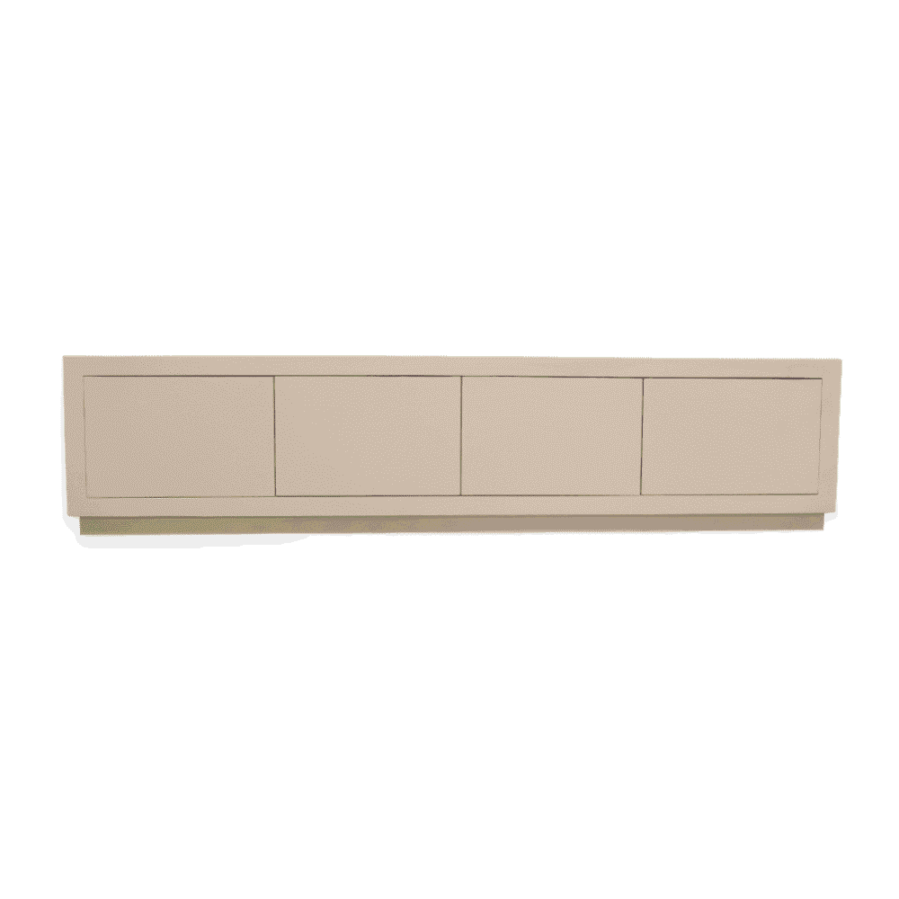 Gestoekte houten tv-meubel in neutrale beige kleur, modern design, ruime opbergmogelijkheden, op maat gemaakt door Mokana Meubelen.
