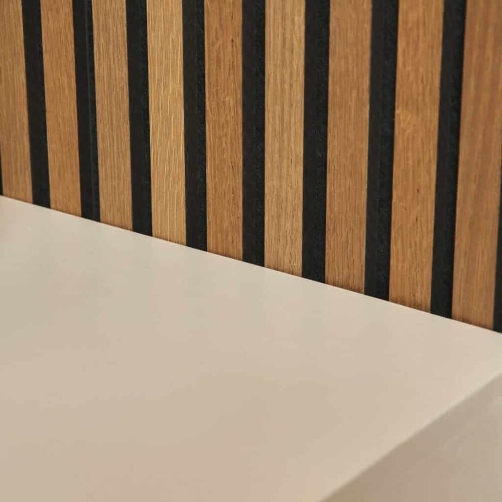 Strak houten wand met verticale zwarte streepaccenten, onderdeel van modern Mokana meubelontwerp, gecombineerd met wit oppervlak voor een eigentijdse uitstraling.