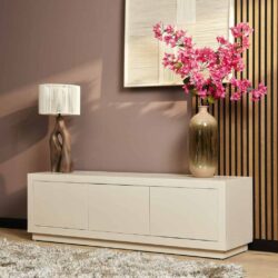 Strak witte houten tv-meubel met opbergruimte en decoratieve accessoires zoals een houten lamp en een grote vaas met roze bloemen, ideaal voor modern interieurdesign.