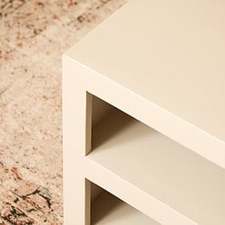 Stijlvolle beige Eichholtz meubel met open opslag onderaan, perfect voor moderne woonkamers en kantoren. Hoogwaardige afwerking en elegant design balanceert functionaliteit en esthetiek.