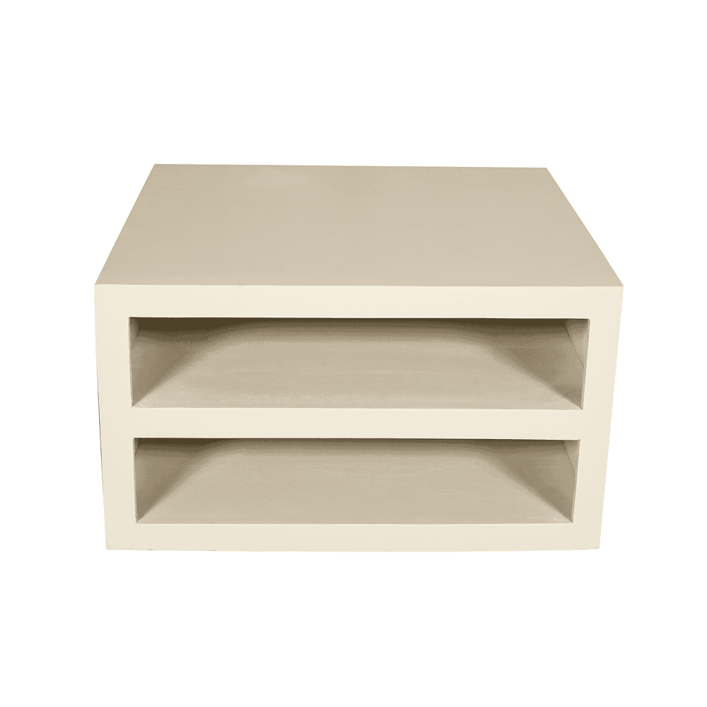 Lichtkleurige houten bijzettafel met twee open opbergvakken, modern en veelzijdig woonmeubel.