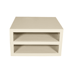 Lichtkleurige houten bijzettafel met twee open opbergvakken, modern en veelzijdig woonmeubel.