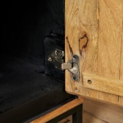 Deur scharnier op een houten meubelstuk, gemaakt door Mokana Meubelen voor duurzaam en stijlvol meubiledesign.