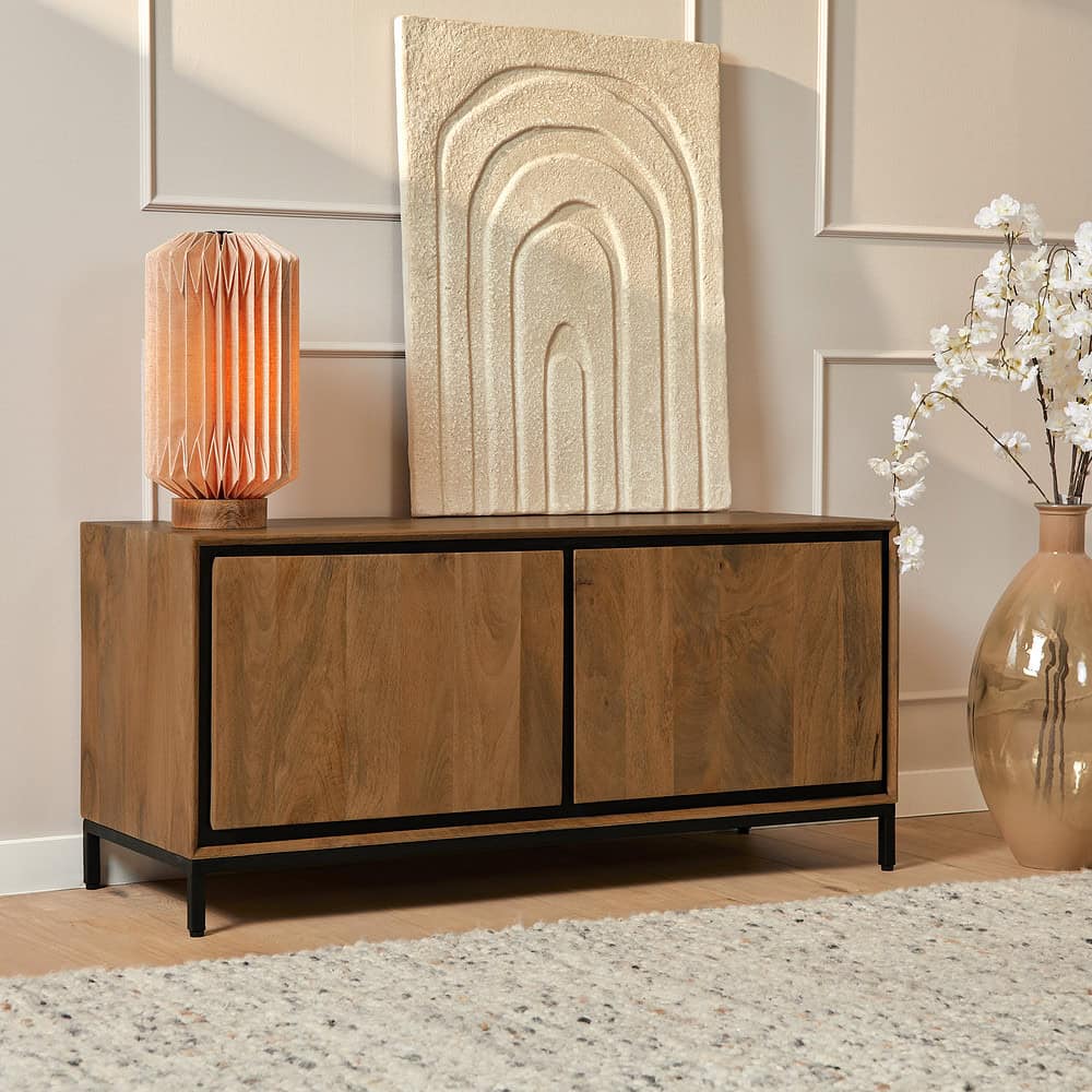 Hoofddeuren van massief hout met strakke, moderne ontwerpen, perfect voor stijlvolle woonkamermeubels en op maat gemaakte oplossingen bij Mokana Meubelen.