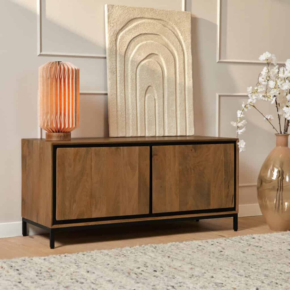 Elegante houten buffetkast met zwart metalen frame, perfect voor moderne woonruimtes en opbergoplossingen.