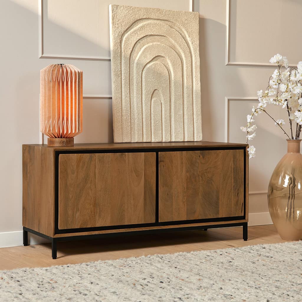 Hoofddeuren van massief hout met strakke, moderne ontwerpen, perfect voor stijlvolle woonkamermeubels en op maat gemaakte oplossingen bij Mokana Meubelen.